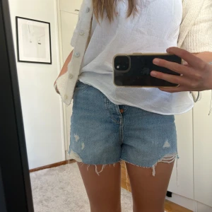 Ljusblå jeansshorts - Snygga jeansshorts som är mid waist💓helt nya och aldrig använda 