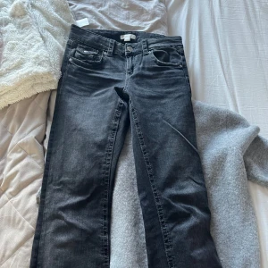 Utsvängda jeans  - Utsvängda jeans från Gina, använd enstaka gång och i nyskick ( köptes för 350 ) 