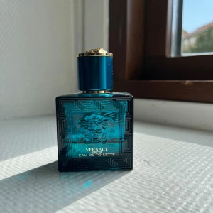 Versace Eros EDT - Säljer denna riktigt fräscha fina doft av Versace, så den inte används längre. Ca14-15/30 ml kvar. Tveka inte på att höra av dig om du har en fråga!