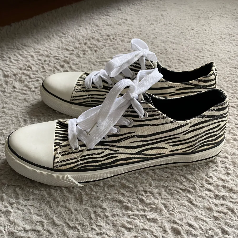 Snygga converse liknande skor med zebra mönster. Använda fåtal gånger. Storlek 39🖤. Skor.