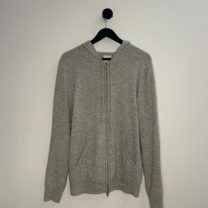 John Henric Kashmir Zip - Säljer denna tvär feta kashmir zipen från John Henric, perfekt inför skolstart o kommande säsonger🤩💯Underbart skick förutom att det finns två små hål under armen, som definitivt o fixa hos skräddare🙌💯Nypris ligger på 2500. Hör gärna av er vid frågor!