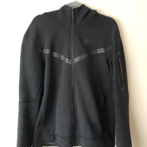 Nike tech fleece - Svart nike tech fleece. Storlek M.  Bra skick. Skriv vid frågor