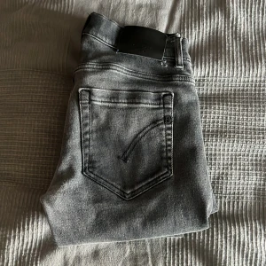 Dondup george - Säljer riktigt feta dondup jeans i storlek 31 Skicka om ni vill ha mer frågor
