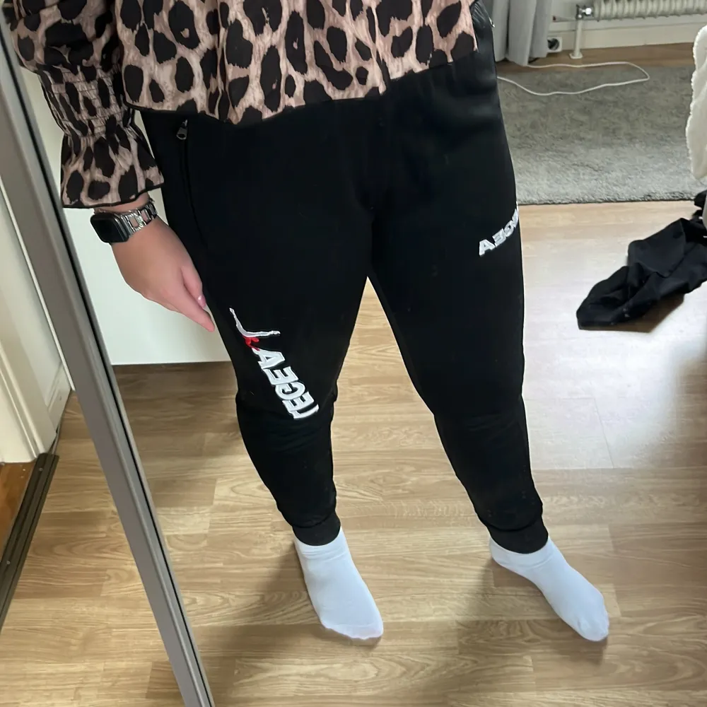 Träningsbyxor perfekt till hösten! Sällan använda då dom är för små för mig.. Sportswear.