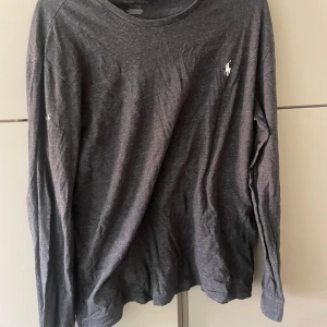 Långärmad ralph Louren tröja - Säljer en långärmad grå ralph Lauren tröja. Stl 164