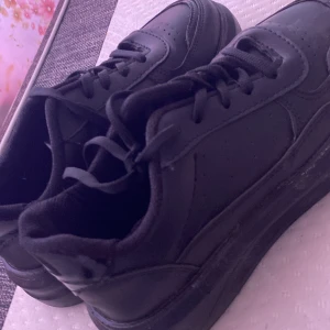 Skor  - Svarta skor 36 storlek