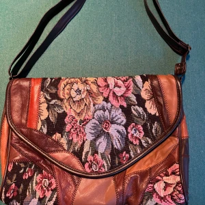 Broderad väska  - Broderad väska med blommor 