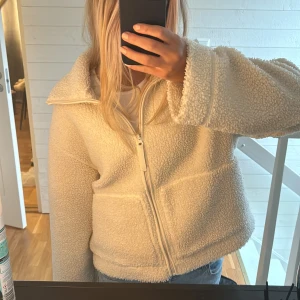 Teddy jacka  - Intressekoll på min teddyjacka från hm som är helt slut såld. Den är den tunnare 