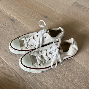 Vita converse - Ett par vita låga converse, i storlek 36. Har nån svart fläck (se bild) och ena hälen är lite nertrampad (se bild) men annars i bra och fint skick. 