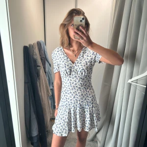 Sommarklänning - Så fin klänning som tyvärr inte kommer till användning längre, köpt för 300kr 💗 bra skick, FÖRUTOM några små skador (vid intresse kan jag skicka bild - ”skadan” är inget man ser eller märker av vid användning) Pris går att diskuteras vid snabb affär!