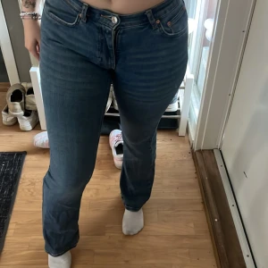 Lågmidjade Botcut - Lågmidjade jeans från Gina, väldigt fina och använda ganska mycket men ändå fint skick, säljs då dom blivit för små 