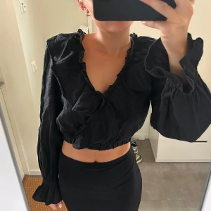 Blus - Skriv innan ni köper då jag även säljer på Vinted💕💕 Säljer denna supersöta blusen från & Other Stories som inte kommer till användning💕💕 Storlek XS