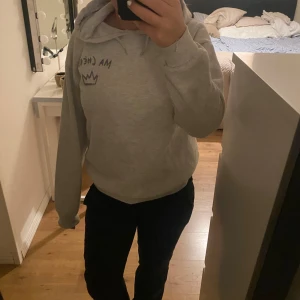 Grå hoodie med tryck - Säljer en grå Hoodie från Gina Young då den inte kommer till användning längre, på fram och baksidan står de ” Ma chérie”. nypris - 250kr
