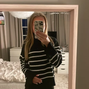 Höstens mysigaste tröja!💘🍂 - Superfin helt oanvänd stickad tröja från Gina Young i strl 146/152 men sitter helt perfekt på mig som är 160cm så skulle säga som en xxs/xs . Höstens absolut mysigaste tröja som är enkel att styla med tex ett par blåa jeans!❤️‍🔥