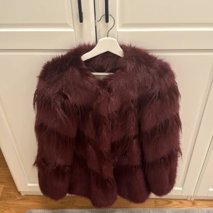 Michael kors päls jacka  - Micheal kors päls jacka. Aldrig använd.  Storlek 38/M  Pris kan diskuteras. 