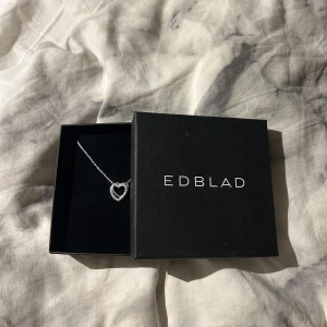 Halsband med hjärthänge från Edblad - säljer detta jättefina silverhalsbandet från Edblad. används inte då jag inte är en silvertjej🥰 box kommer med på köpet