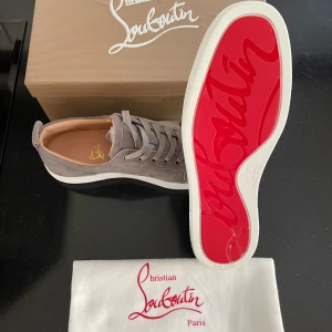 Christian Louboutins  - Tja säljer nu mina loubs i storlek 44. De är endast testade inomhus. Vid frågor är de bara att skicka! Vid snabb affär kan priset sänkas! 