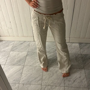 Roxylinnebyxef  - Helt oanvända Roxy linnebyxor. Säljer då som är lite förstora för mig. Har aldrig använder bara tvättat en gång för att se om dom skulle krympa med de gjorde dom ej 