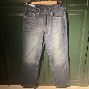 Säljer ett par mörkblåa jeans från hm i modellen regular fit. Storlek 30/30. 10/10 skick. 