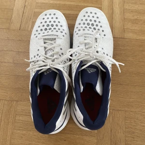 Adidas skor - I mycket bra kvalitet och skick. I storlek 44.