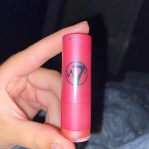 Läppstift  - Läppstift från W7 för 45kr men jag säljer det för 30kr. Jag har andvänt den en gång på handen 