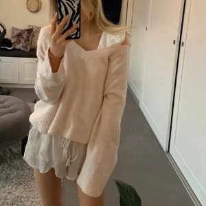 Rosa stickad tröja - Köpte tröjan på H&M för länge sen för ungefär 500kr men kommer ej till användning för att de inte är min stil längre! Bra skick.