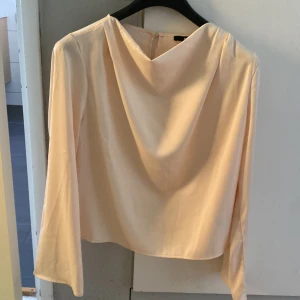 Siden blus från bikbok  - Sidenblus med vida armar 