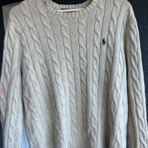 Kabelstickad Ralph lauren - Säljer denna fina Ralph lauren tröjan eftersom den inte kommer till användning. Mycket bra skick, inga tecken på användning. Skriv om du har nån fråga!