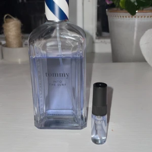 Tommy hilfiger  into the surf sample - Tommy hilfiger into the surf sample 2-3ml fräsch doft