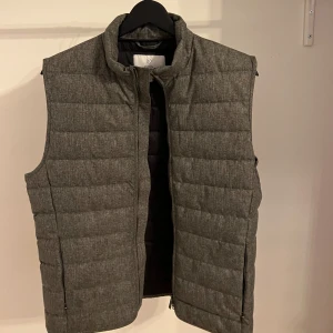 Grå quiltad väst - Säljer denna väst i nyskickifrån bläck som passar till det mesta i garderoben🙌🏼 (Endast använd vid 2 tillfällen)