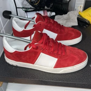 Valentino flycrews - väldigt eftertraktade Valentino flycrews. i storleken 42 men passar även 43,5. priset ej hugget i sten😁. kommer med original box.