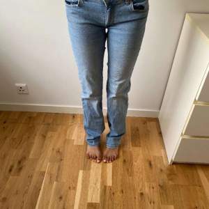 Säljer dessa super fina jeans eftersom att de inte kommer till användning. Jag har själv sytt dem till lowwaist. ❣️