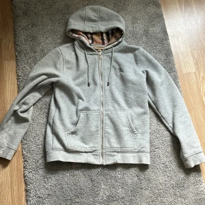 Burberry zip hoodie - Burberry zip i storlek M passar även S. Den är ambänd 3 gånger och är hel utan hål eller andra fel. Försöker få sålt den snabbt så priset är ej hugget i sten!