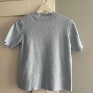 Halvpolo från mango - Jättesöt babyblå halvpolo från mango premium men som tyvärr är för liten💙