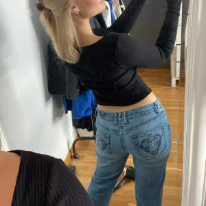 Säljer dessa snygga lågmidjade jeans som tyvärr blivit för små! Köpta via plick men i väldigt fint skick! Midjemått 40 och längd 75cm