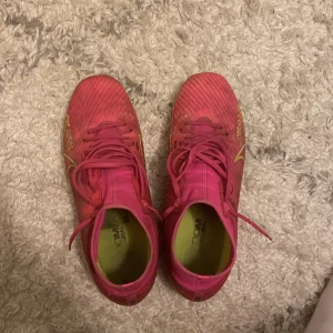 Fotbollsskor - Använder inte dom längre men väldigt sköna och snygga så säljer dom för billigt pris. :)