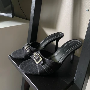 Jeans klackskor - Så snygga klackar i jeansmaterial med spänne! Använda fåtal gånger så fortfarande i superbra skick! Skriv för frågor! Dom är i en väldigt mörkblå / svartgrå färg❤️‍🔥