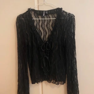 Spetstopp - Jättefin Spetstopp från Pieces med knytning fram. Passar mellan S-L. Endast använd en gång!