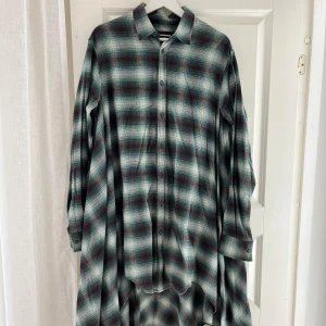 Skjorta DSQUARED2 - Lång skjorta från DSQUARED2 i storlek 46, väldigt gott skick och inga defekter