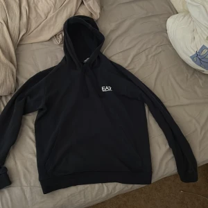 Armani hoodie - Snygg Armani hoodie utan hål eller fläckar. Passar dig mellan 170-180. Skriv vid funderingar.