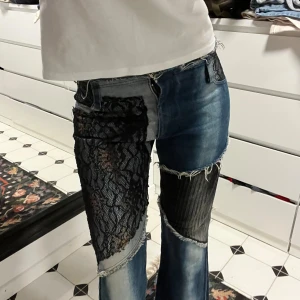 Remake jeans - Säljer mina såå coola jeans som inte passar längre! Köpta från ett UF företag förra året. Jag är 173 och de är lite korta på mig. Ca 35 cm midjemått tvärs över. Använd gärna köp nu 💗