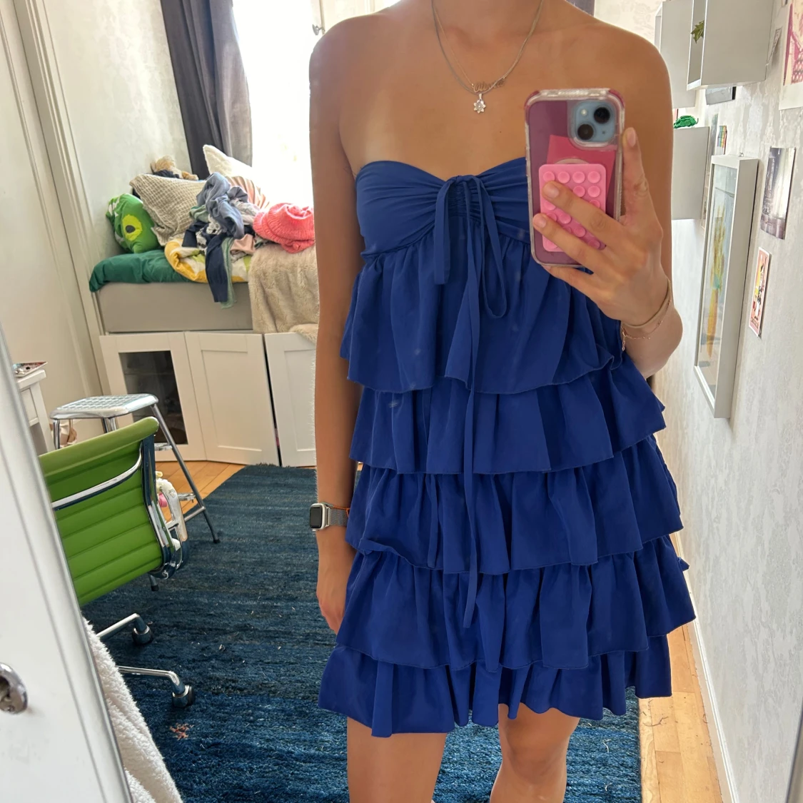 Blå bandeauklänning med volanger - 90