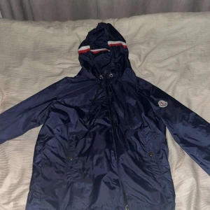 Moncler windbreaker - Moncler windbreaker i helt nytt skick har äntligen kommit in till vårat lager. Topp kvalitet till ett bra pris. För frågor skriv privat. Fraktar runt hela landet och möts upp i Göteborg. 