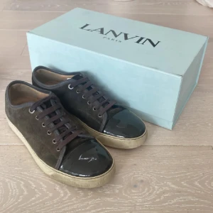 Lanvin Cap Toe Sneakers - Hej! Säljer nu dessa brun/gråa lanvins i 8/10 skick. Endast lite smuts på sulan och några flaws på mockan som knappt är märkbara. Kan tvättas innan det skickas. Allt og utom dustbag medföljer. Undrar ni något, hör av er! Mvh 