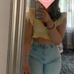 Ljusa jeans från NA-KD - Säljer ett par ljusa jeans från NA-KD i storlek 32. De är högmidjade och har en straight passform som ger en snygg siluett. Perfekta för både vardag och fest! 🦋 Dragkedjan kan krångla lite ibland men utöver det inga defekter.