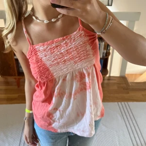 Tiedye top🧡🩷 - Superfin topp med rosetter🎀🩷🧡