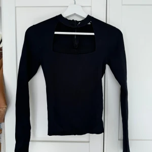 Partytopp från zara - Svart partytopp från zara. Dragkedjan där bak är tyvärr sönder och säljer därför varan mycket billigt, tror däremot att den går att laga. 