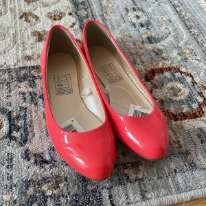 Gulliga skor🙌 - Jättesöta skor som aldrig varit använda då de var för små! 💗föreslå gärna eget pris om ni inte är nöjda med det som står💋 strl 37! 