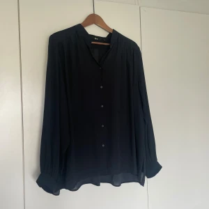 Blus  - Blus från uniqlo i strl L, den är i nyskick endast använd 1 gång, hör av er vid frågor samt övriga funderingar 