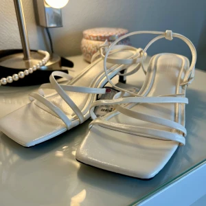 Sko med liten klack  - Aldrig använd då de inte riktigt passade mig, prislapp sitter kvar. Nypris 428kr.  Klackstorlek ca 3 cm